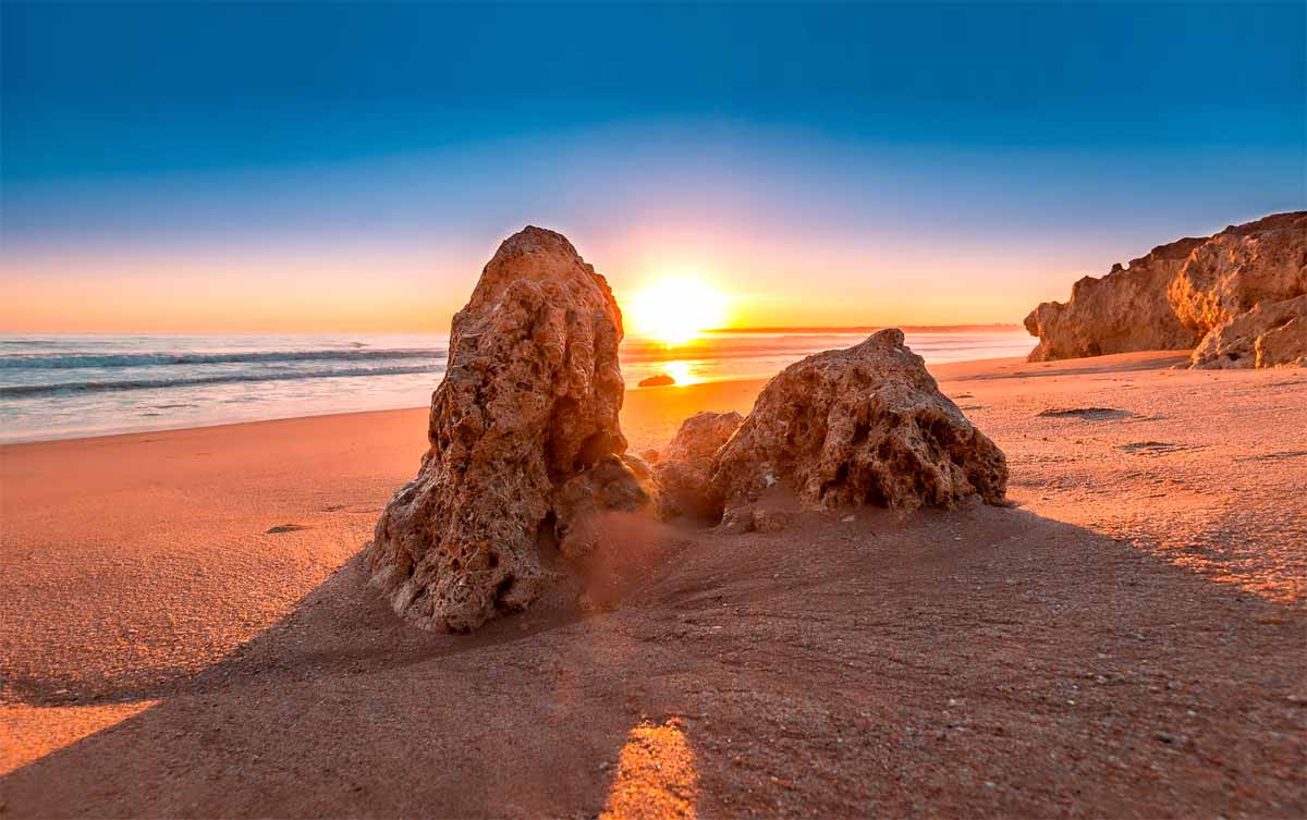 Algarve coast, Portugal. Photo by ddzphoto on pixabay